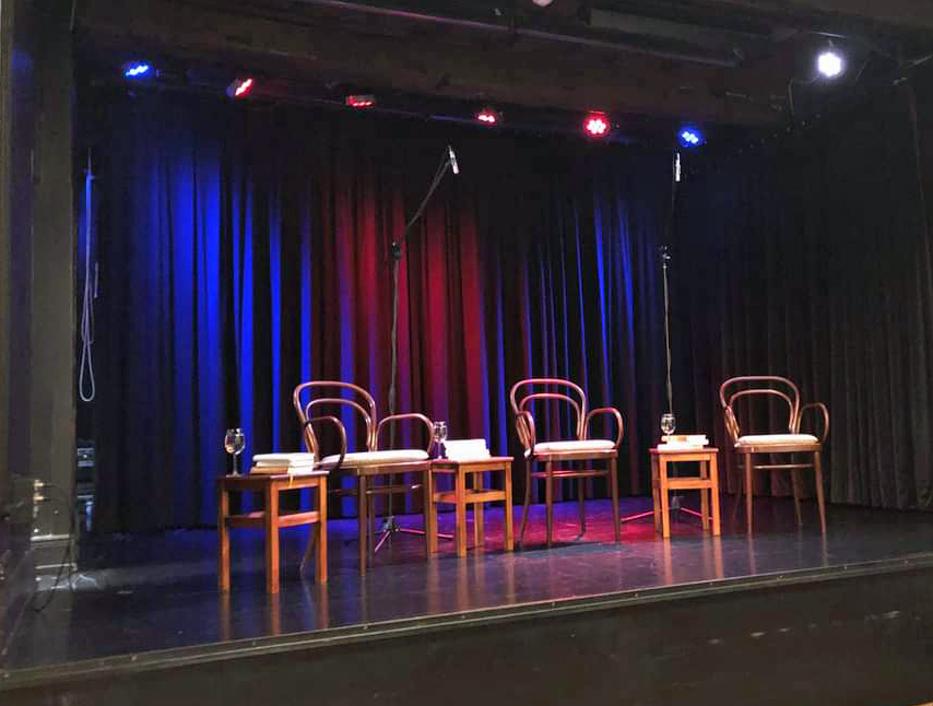 Bühne des Literarischen Terzett Lingen im TPZ mit drei Stühlen